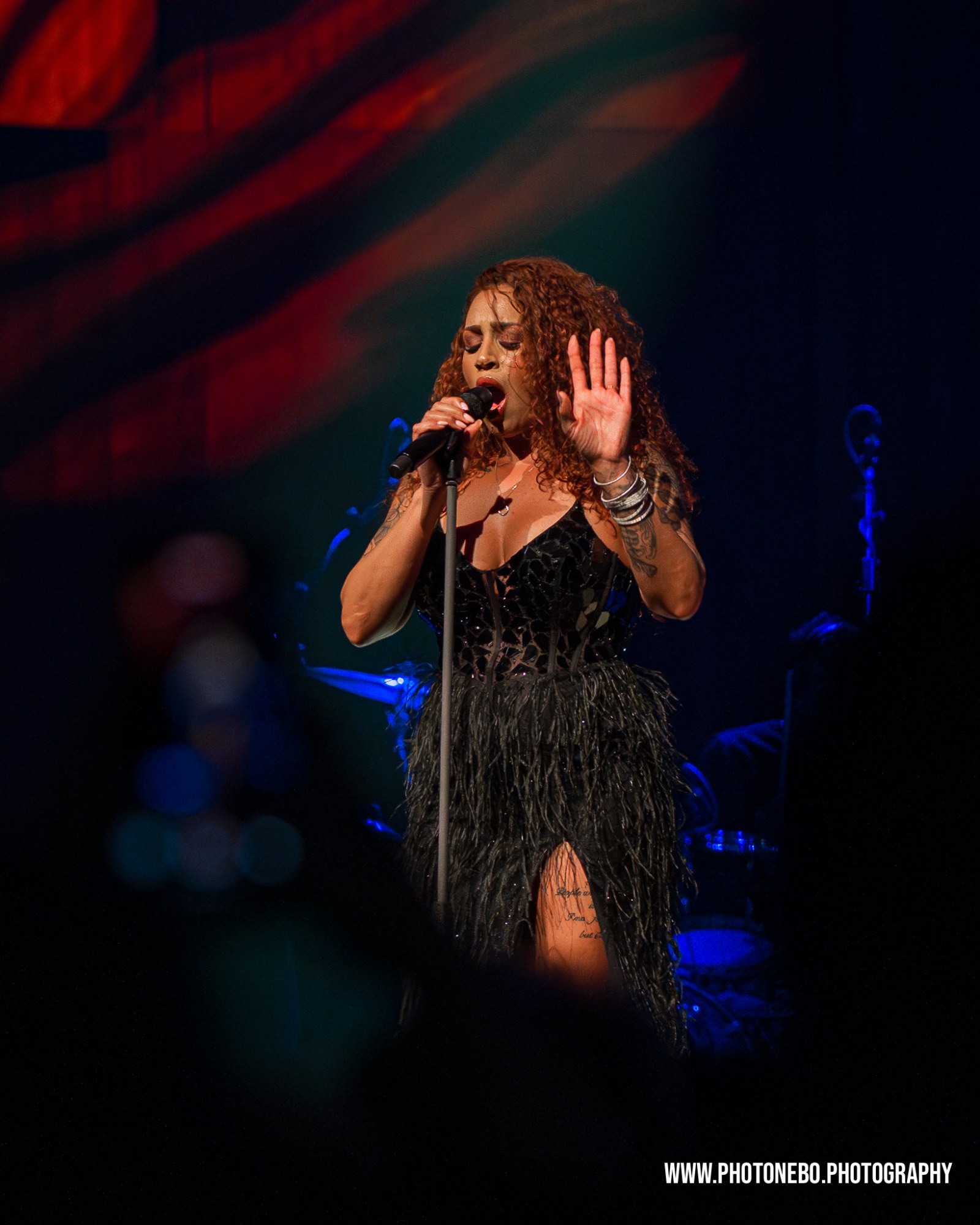 Glennis Grace stage portrait in concert